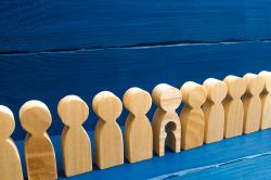 © Andrii Yalanskyi - stock.adobe.com Foto: Holzfiguren in einer Reihe, eine hat ein ausgeschnittenes Kind