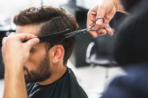 © Yakobchuk Olena - stock.adobe.com Foto: Ein Mann bekommt einen Haarschnitt